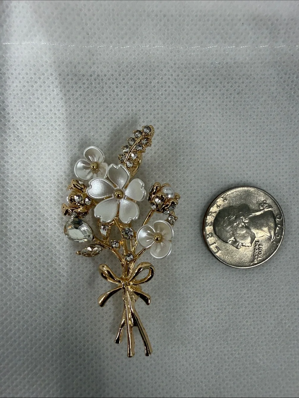 NWOT Gold Tone White Floral Bouquet Brooch with Crystal Accents